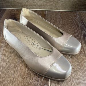 SAS Sz 8.5W WIDE Scenic Cap Toe Flat Nude Beige Pearl Patent Comfort Ballet Shoe
